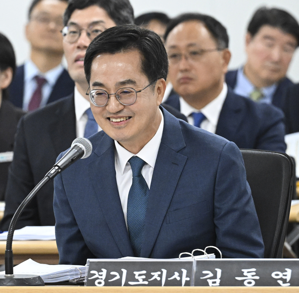 김동연 경기도지사가 지난해 10월 14일 오전 경기도청 율곡홀에서 열린 국회 행정안전위원회의 경기도 국정감사에서 발언하고 있다. 2024.10.14 /이지훈기자 jhlee@kyeongin.com