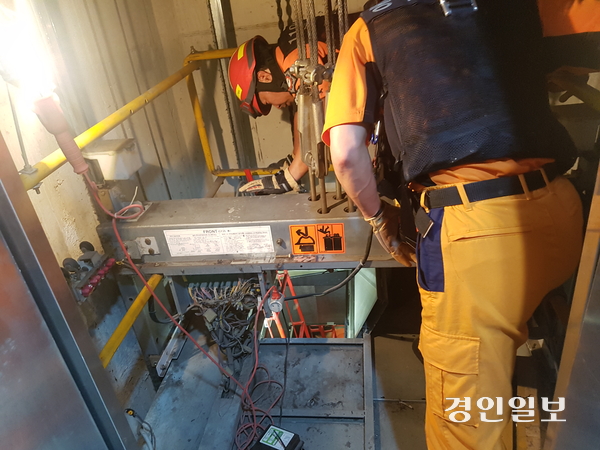 사진은 엘리베이터에서 구조활동하고 있는 구조대 모습. 기사와 관련없음. /경인일보DB