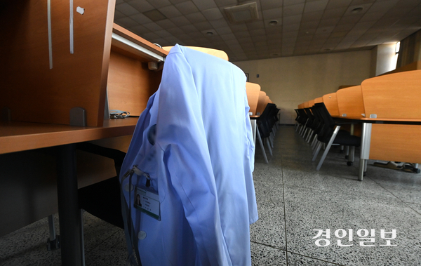의정갈등이 1년째 지속되는 가운데 의대생들이 학교 수업에 불참하는 등 개강을 앞둔 경기도내 의과대학의 고심이 깊어지고 있다. 18일 오후 경기도내 한 의과대학 열람실이 텅비어 있다. 2025.2.18 /최은성기자 ces7198@kyeongin.com