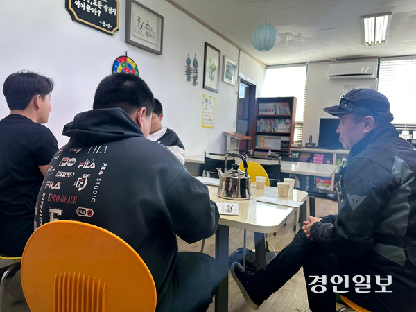 대안교육기관 아랑학교에서 새길반 소속 보호관찰 청소년들이 구자송 이사장과 이야기를 나누고 있다. 2025.2.18 /목은수기자 wood@kyeongin.com