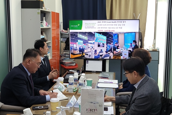 18일 군포시 의료기기 업체 메디허브를 찾은 이성호 경기도 미래성장산업국장, 김미숙 경기도의원, 이종석 경기도경제과학진흥원 본부장이 염현철 메디허브 대표로부터 설명을 듣고 있다. 2025.2.18 /경기도 제공