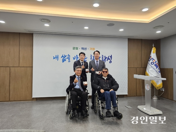 18일 화성시청서 (사)경기도시각장애인연합회 이돈규 화성시지회장(앞 오른쪽)이 정명근 화성시장(뒤 오른쪽)과 배정수 시의회 의장(뒤 왼쪽), 이용운 시의원 등에게 ‘형압 점자 명함사업’을 위한 점자명함을 전달하고 기념촬영하고 있다. 2025.2.18 화성/김학석기자 marskim@kyeongin.com