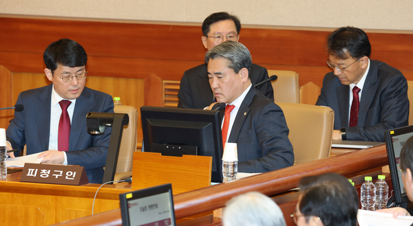 18일 서울 종로구 헌법재판소에서 열린 윤석열 대통령 탄핵심판 9차 변론에서 윤 대통령 변호인단이 피청구인 좌석에 앉아있다. 2025.2.18 /연합뉴스