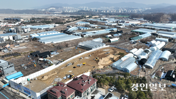 원주민의 생활편익 등을 위해 그린벨트 내 민간야영장·실내체육시설 설치가 조건부로 허용되고 있는 가운데 최근 성남시 시흥동 한 개발제한구역에 건설 중인 테니스장을 두고 제도를 악용한 투기라는 의혹이 제기돼 논란이 일고 있다. 사진은 지난 14일 해당 테니스장 공사현장 모습. 2025.2.14 /최은성기자 ces7198@kyeongin.com