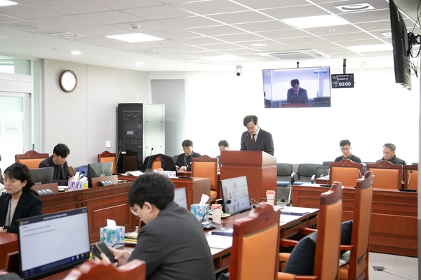 19일 경기도의회는 경기도 산하기관장 인사청문회를 열고 김현삼 경기도미래세대재단 대표이사 후보자에 대한 청문보고서를 ‘적합’으로 채택했다. 김현삼 후보자가 인사청문회서 발언하는 모습. 2025.2.19 /경기도의회 제공
