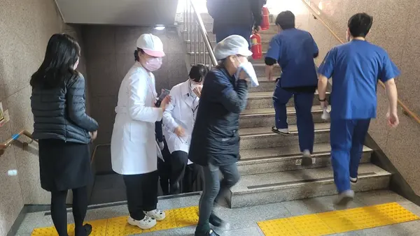 구리소방서가 19일 구리시 인창동의 한 요양병원에서 화재대응 훈련을 진행했다. 2025.2.19/구리소방서 제공
