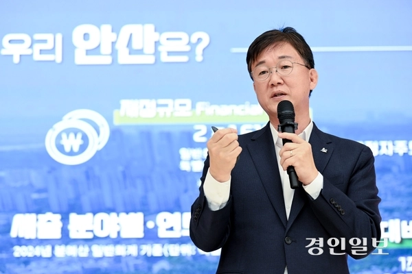 지난해 5월 이민근 안산시장이 철도 지하화를 담은 뉴시티 프로젝트를 소개하고 있다./안산시 제공