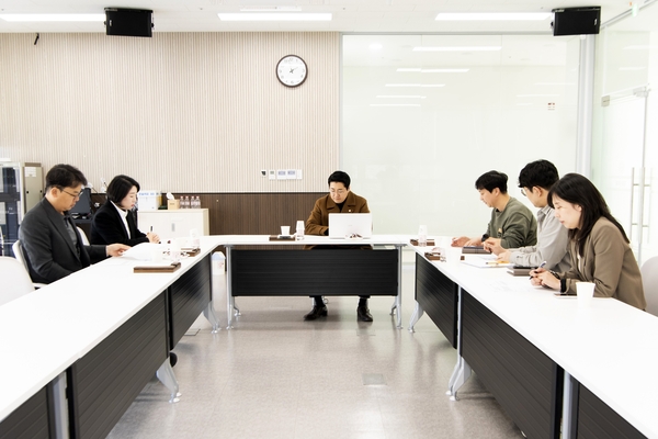 김포시의회 의원 연구단체인 ‘지속가능한 명품도시 연구회’가 지난 19일 제1차 회의를 열고 김포한강 수변공간 활성화 방안 등에 머리를 맞대고 있다. 2025.2.19 /김포시의회 제공