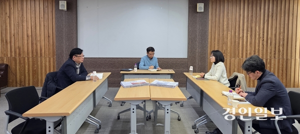 경인일보 독자위원회에서 독자위원들이 1월치 신문을 두고 이야기하고 있다. 2025.2.11 /김희연기자 khy@kyeongin.com