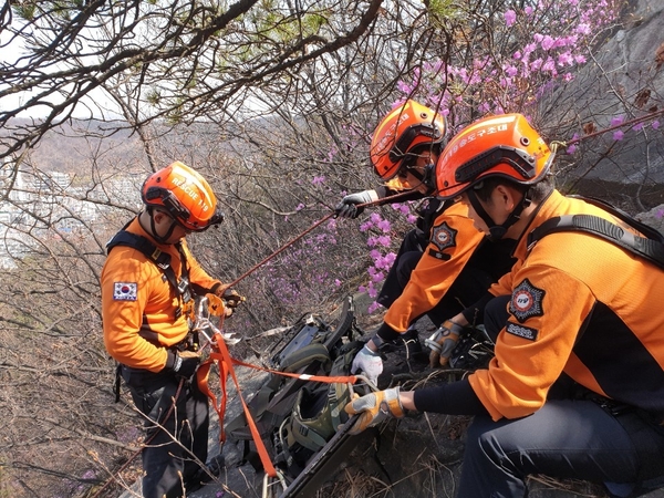 겨울엔 해가 빨리 지고, 길이 미끄러운 경우가 많아 산행 시 실족·조난 등의 사고 발생 가능성이 커진다. 산악사고 대비 인명구조 훈련을 실시하는 소방대원들.