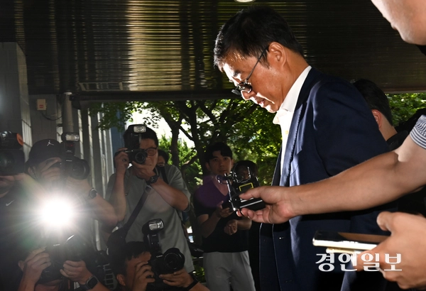 공장 화재로 23명의 사망자가 발생한 화성시 일차전지 업체 아리셀의 박순관 대표가 지난해 8월 28일 오후 구속 전 영장실질심사를 마친 뒤 수원시 영통구 수원남부경찰서 유치장으로 이동하고 있다. 2024.8.28 /최은성기자 ces7198@kyeongin.com