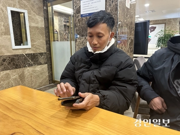 지난 20일 인천 중구 운서역 인근에서 만난 故후센의 사촌형 A씨가 생전의 모습이 담긴 사진을 찾고 있다. 2025.2.20 /목은수기자wood@kyeongin.com