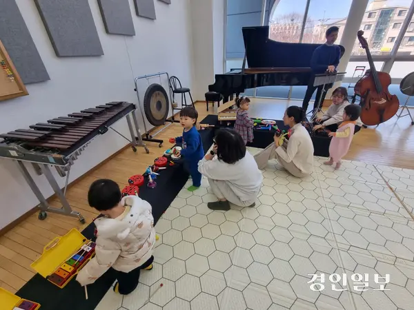 수원시립교향악단에서 올해 처음 선보인 영유아체험프로그램 ‘모차르트 이펙트’ 현장. 2025.2.20 /이시은기자 see@kyeongin.com