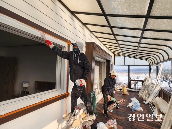 지난해 12월 21일 오전 인천 강화군 송해면 당산리 한 주택에서 공사 인부들이 방음창 공사를 벌이고 있다. 사진 오른쪽 들판 너머로 보이는 산이 북한의 소음공격 스피커가 있는 곳이다. 2024.12.21 /정진오기자 schild@kyeongin.com