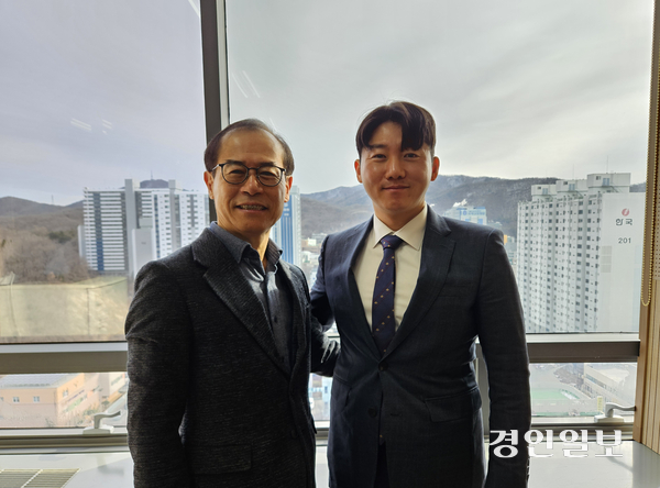 인천 서구 구민고충처리위원회 함정규 위원장(왼쪽)과 김영하 부위원장은 “중립적이고 공정한 입장에서 구민들의 고충을 듣겠다”고 말했다. 2025.2.20 /변민철기자 bmc0502@kyeongin.com