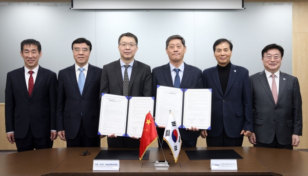 황효진 글로벌도시정무부시장이 23일 송도국제도시내 G타워에서 롄 마오 쥔 중국 톈진시 당위원회 상무위원과 IFEZ-톈진자유무역시험구 간 상호협력 양해각서를 체결하고 있다. 2025.2.23 /인천시 제공