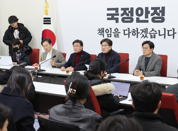 국민의힘 권성동 원내대표가 23일 서울 여의도 국회에서 현안 관련 기자간담회를 하고 있다. 2025.2.23 /연합뉴스