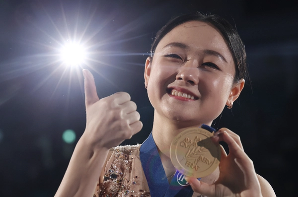23일 서울 목동 아이스링크에서 열린 2025 국제빙상경기연맹(ISU) 사대륙 피겨 선수권대회 여자 싱글 프리스케이팅에서 우승한 김채연이 포즈를 취하고 있다. 2025.2.23 /연합뉴스