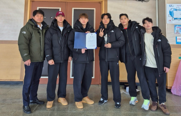 광주시청 펜싱팀 소속 김경무 선수(왼쪽 세번째)가 수상 후 동료들과 기쁨을 나누고 있다. /광주시청 제공