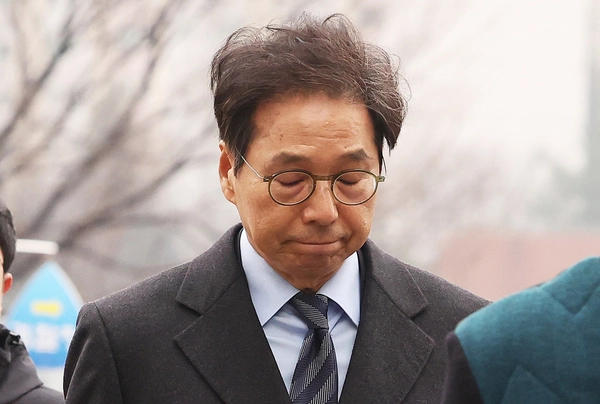 수백억원대 임금 및 퇴직금을 체불한 혐의(근로기준법 위반)로 구속영장이 청구된 박영우 대유위니아 회장이 지난해 2월 19일 오전 경기도 성남시 수원지방법원 성남지원에서 열린 구속 전 피의자 심문(영장실질심사)에 출석하고 있다. 2024.2.19 /연합뉴스