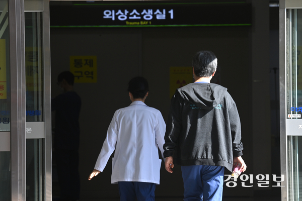 11일 오후 수원시 영통구 아주대학교 권역외상센터에서 의료진들이 분주하게 움직이고 있다. 2025.2.11 /최은성기자 ces7198@kyeongin.com