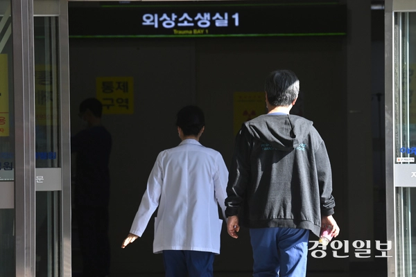 11일 오후 수원시 영통구 아주대학교 권역외상센터에서 의료진들이 분주하게 움직이고 있다. 2025.2.11 /최은성기자 ces7198@kyeongin.com