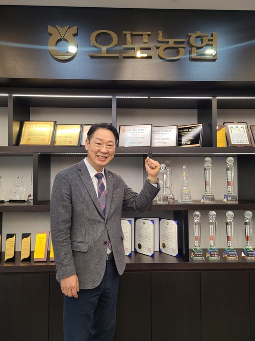 광주 오포지역 최대 지역공간이 될 오포농협 신청사 준공식에 앞서 오포농협 김형철 조합장이 포부를 밝히고 있다. /오포농협 제공