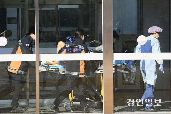 11일 오후 수원시 영통구 아주대학교 권역외상센터에서 의료진들이 분주하게 움직이고 있다. 2025.2.11 /최은성기자 ces7198@kyeongin.com