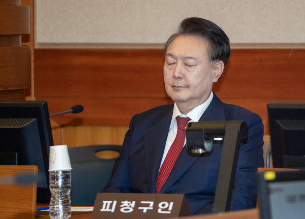 윤석열 대통령이 20일 서울 종로구 헌법재판소 대심판정에서 열린 윤 대통령의 탄핵 심판 10차 변론에 출석해 있다. 2025.2.20 /연합뉴스