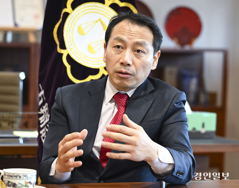 이재진 경기중앙지방변호사회 회장이 21일 수원시 영통구 하동 경기중앙지방변호사회관에서 경인일보와 인터뷰를 진행했다. 그는 지난달 21일 26대 회장으로 당선돼 임기를 시작했다. 2025.2.21 사진/이지훈기자 jhlee@kyeongin.com