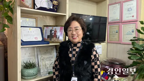 30여년째 인천에서 미용봉사를 이어온 부평구 머리사랑미용실 이옥선 원장은 “미용봉사를 하며 깔끔해진 손님들의 머리를 볼 때 행복감을 느낀다”고 했다. 2025.2.24 /송윤지기자 ssong@kyeongin.com