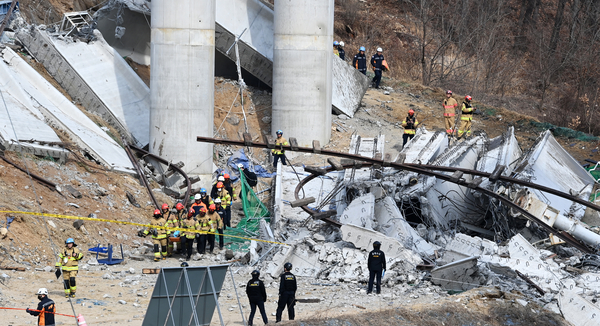 25일 안성시 서운면 서울세종고속도로 안성 구간 9공구 공사현장에서 발생한 교량 붕괴 사고로 4명이 숨진 가운데 소방대원들이 매몰자를 옮기고 있다. 2025.2.25 /최은성기자 ces7198@kyeongin.com
