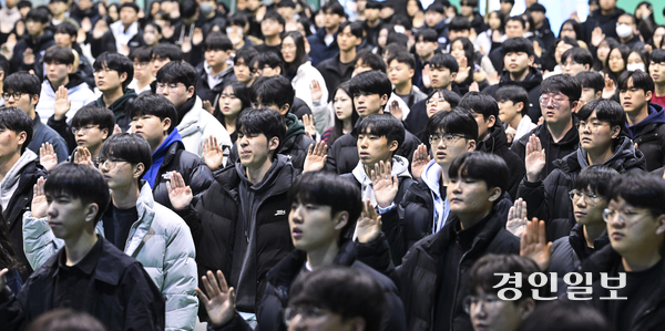 25일 오전 수원시 영통구 아주대학교 체육관에서 ‘아주대학교 2025학년도 입학식’이 열리고 있다. 2025.2.25 /이지훈기자 jhlee@kyeongin.com