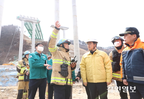 김동연 경기도지사가 서울세종고속도로 안성구간 교량 붕괴 사고 현장을 찾아 “자원을 총동원해서 지금 매몰돼 계신 한 분을 구조하는데 만전을 기해달라”고 지시했다. 2025.2.25 /경기도 제공