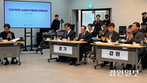 이상백 소상공인연합회 경기지회장과 전동관 소상공인연합회 안산지부장이 참석해 발언을 기다리고 있다. 2025.2.25 / 윤혜경기자 hyegyung@kyeongin.com