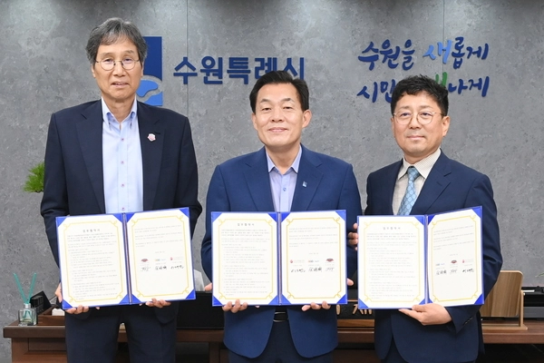 지난해 7월 이재준 수원시장(가운데, 수원시자원봉사센터 이사장)과 최순호 수원FC 단장, 김상연 수원경제정의실천시민연합 공동대표가 새벽빛 장애인 야학 지원을 위한 업무협약 후 기념촬영을 하고 있다. /수원시 제공