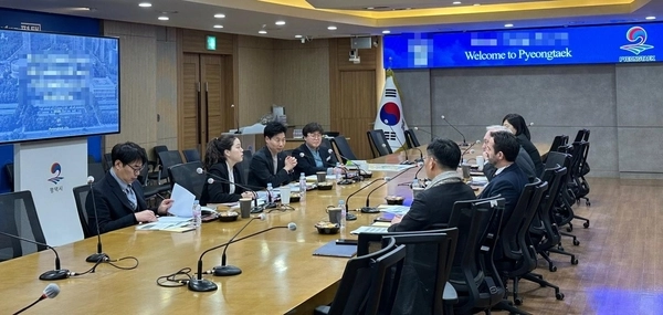 평택시가 최근 외국학교법인 본교 이사장 및 교장 등이 포함된 학교 협상단과 국제학교 설립 여건과 유치조건 등에 대해 회의를 가졌다. 2025.2.25 /평택시 제공