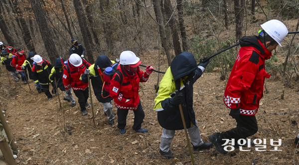 25일 오후 수원시 권선구 용화사에서 관내 산불감시대원들과 공무원들이 산불 진화 훈련을 하고 있다. 2025.2.25 /이지훈기자 jhlee@kyeongin.com