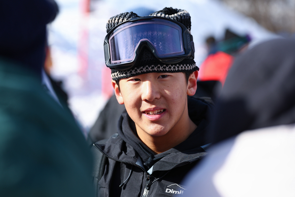 하얼빈 동계아시안게임 스노보드 남자 하프파이프에 출전한 이채운이 13일 중국 야부리 스키리조트에서 취재진과 인터뷰하고 있다. /연합뉴스