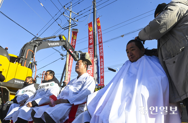 6일 오전 용인시 처인구 원삼면행정복지센터 앞에서 열린 SK하이닉스 규탄 집회에서 참석자들이 단체 삭발을 하며 SK하이닉스 반도체 클러스터 공사로 인한 피해 대책 마련을 촉구하고 있다. 2025.2.6 /이지훈기자 jhlee@kyeongin.com