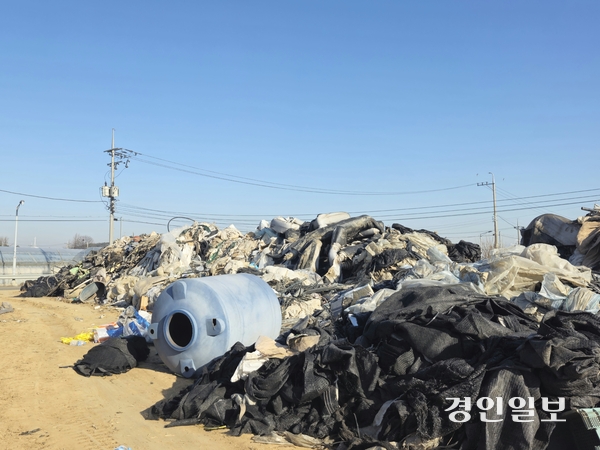 26일 찾은 평택 진위면 하북리 일대의 모습. 지난해말 특별재난지역의 폭설 피해 대책 일환으로 정부가 추진한 육상 쓰레기 수거 사업의 지원이 늦어며 피해 농가들의 철거 폐기물이 1달 이상 농가 곳곳에 방치돼 있다.2025.2.24/고건기자 gogosing@kyeongin.com