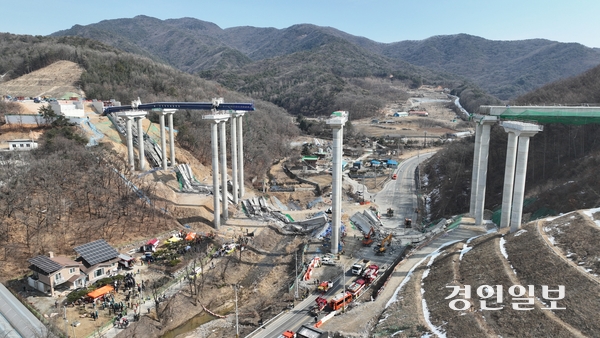 25일 안성시 서운면 서울세종고속도로 안성 구간 9공구 공사현장에서 발생한 교량 붕괴 사고로 4명이 숨진 가운데 소방당국이 구조 작업을 하고 있는 모습. 2025.2.25 /최은성기자 ces7198@kyeongin.com
