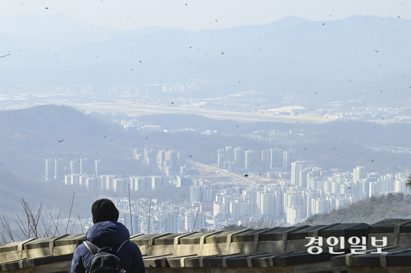 황사의 영향으로 수도권 지역에서 미세먼지와 초미세먼지 농도가 모두 나쁨 수준을 보인 26일 오전 광주시 남한산성에서 바라본 서울 시내가 뿌옇다. 2025.2.26 /이지훈기자 jhlee@kyeongin.com
