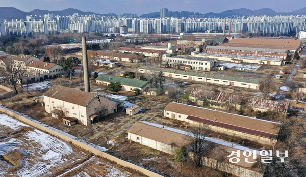 인천 부평구 옛 미군기지 ‘캠프 마켓’ 내 오염토양 정화 작업에 다시 제동이 걸릴 위기다. 부평미군기지 캠프 마켓. /경인일보DB