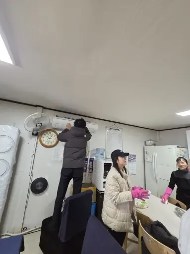 구리시 노인장애인복지과 직원 14명이 지난 22일 동인경로당을 방문해 청소했다. 노인장애인복지과는 지난해 7월부터 경로당 자원봉사를 매월 진행하고 있다. 2025.2.26 /구리시 제공