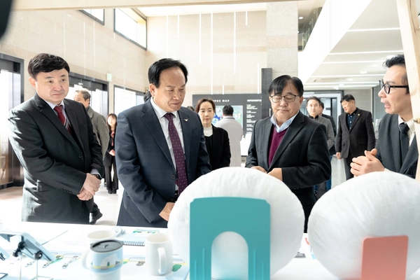 오산대-오산시 지산학 협력 프로젝트 성과 총평회에서 이권재 오산시장과 허남윤 오산대총장이 캐릭터 기념상품을 들고 있다. /오산시 제공