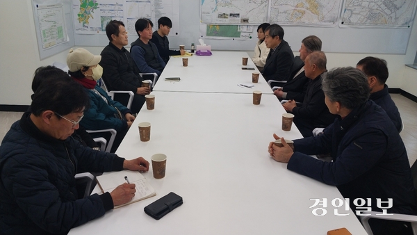 경기주택도시공사(GH) 하남사업단과 하남교산지구 주민생계조합 관계자들이 25일 오후 하남사업단 사무실에서 간담회를 갖고 협력을 다짐했다. 2025.2.25 하남/문성호기자 moo23@kyeongin.com