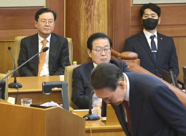 윤석열 대통령이 25일 서울 종로구 헌법재판소에서 열린 본인의 탄핵심판 11차 변론에서 최종 의견 진술을 마치고 인사하고 있다. 2025.2.25 /헌법재판소 제공