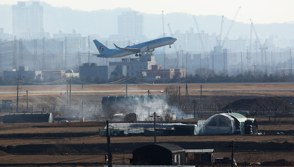 27일 오후 서울 강서구 김포공항 인근에서 화재가 발생해 연기가 나고 있다. 이불로 다친 사람은 없지만 검은 연기가 많이 발생해 공항 활주로 등이 연기로 뒤덮였다. 소방당국은 이날 오후 2시47분 화재 신고를 접수하고 곧바로 현장에 출동해 진화 작업을 벌이고 있다고 밝혔다. 2025.2.27 /연합뉴스