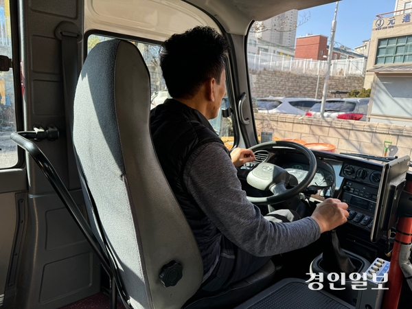 마을버스 기사 이모(64)씨가 운행을 준비하는 모습. 2025.02.21/ 마주영기자 mango@kyeongin.com